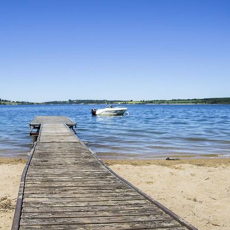 Отель Beau-Rivage Du Lac De Pareloup Salles-Curan Экстерьер фото