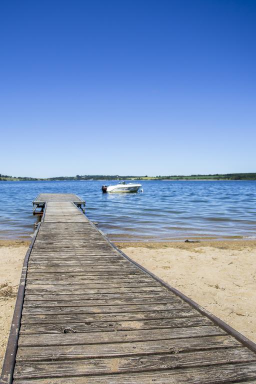 Отель Beau-Rivage Du Lac De Pareloup Salles-Curan Экстерьер фото